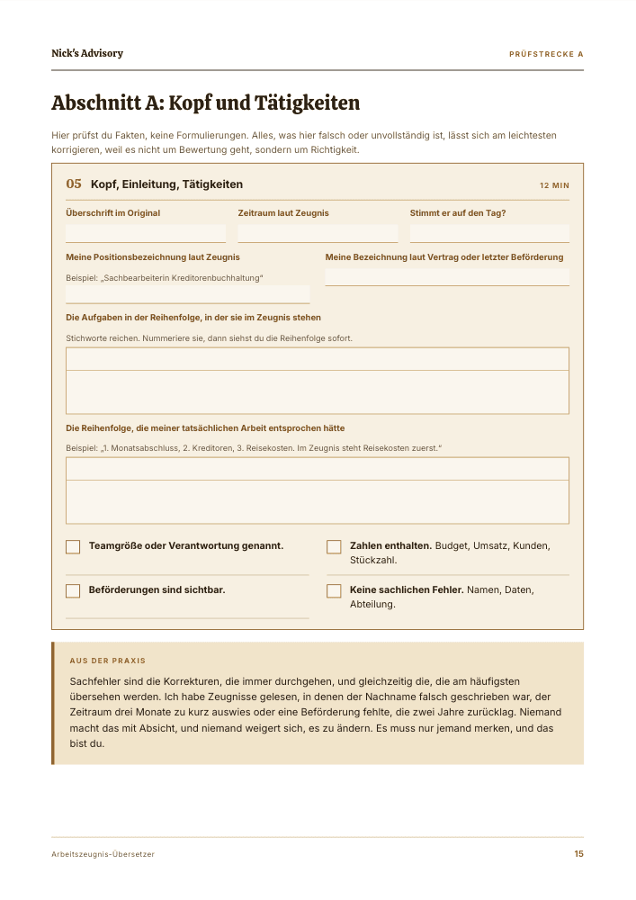 Guide-Seite „Abschnitt A: Kopf und Tätigkeiten“: Ausfüllstrecke für Überschrift, Zeitraum, Positionsbezeichnung und die Reihenfolge deiner Aufgaben, mit vier Ankreuzfeldern für Teamgröße, Zahlen, Beförderungen und sachliche Fehler.