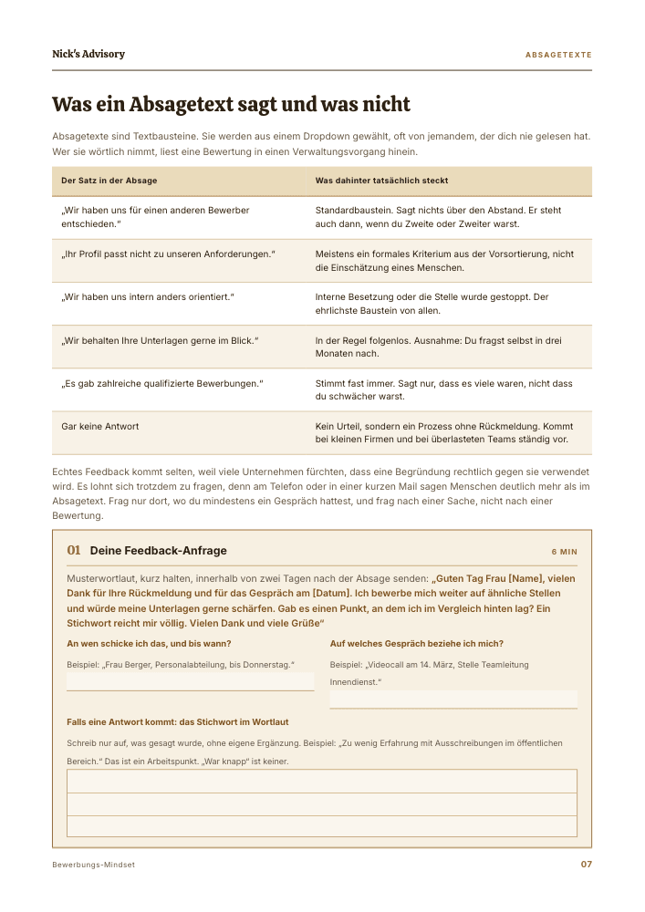 Guide-Seite „Was ein Absagetext sagt und was nicht“: Tabelle mit fünf Standardsätzen aus Absagen und der Einordnung dahinter, darunter Ausfüllfelder für eine eigene Feedback-Anfrage samt Mustertext.